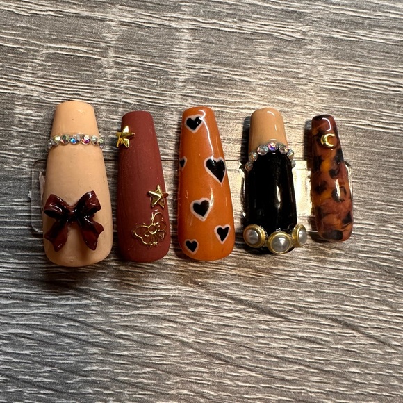 Custom hand painted nails - Picture 3 of 9